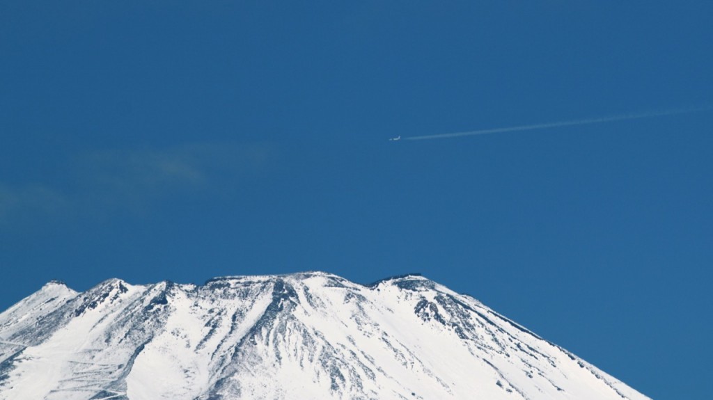 北側航路を飛ぶ飛行機